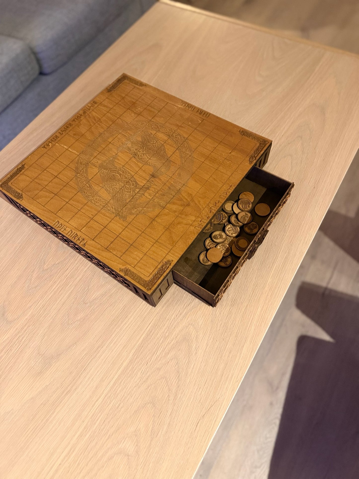 Hnefatafl – håndlaget vikingspill i tre med skuffer og runer