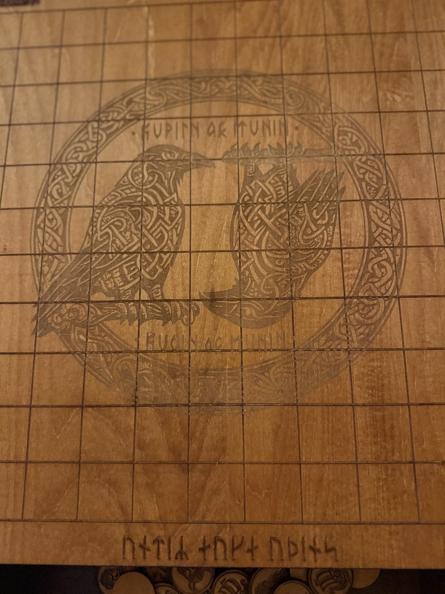 Hnefatafl – håndlaget vikingspill i tre med skuffer og runer