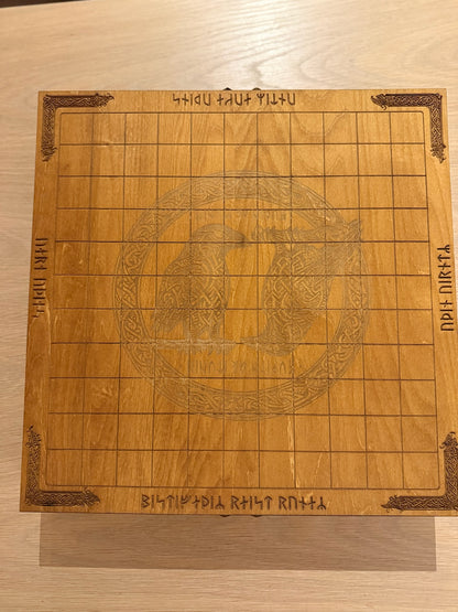 Hnefatafl – håndlaget vikingspill i tre med skuffer og runer