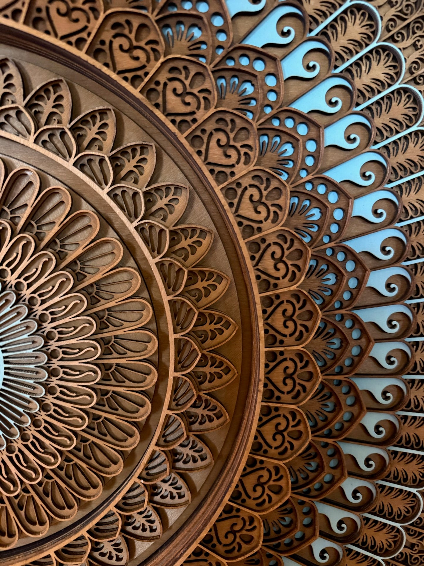 The One Color – 8-lags mandala i tre med turkis kontrast (60x45 cm)