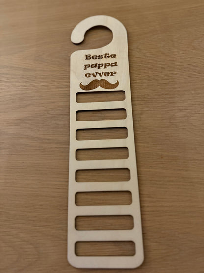 Slipsholder i tre – håndlaget gave til pappa og bestefar