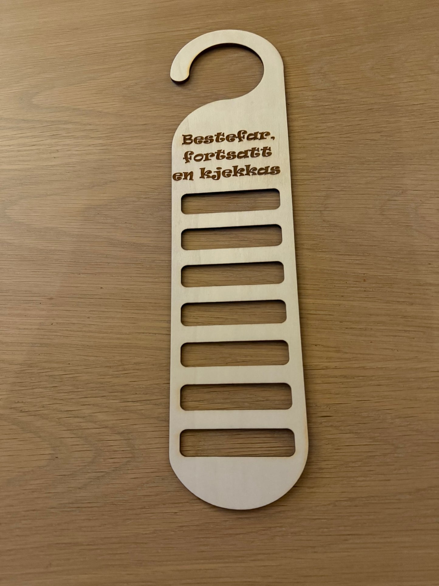 Slipsholder i tre – håndlaget gave til pappa og bestefar