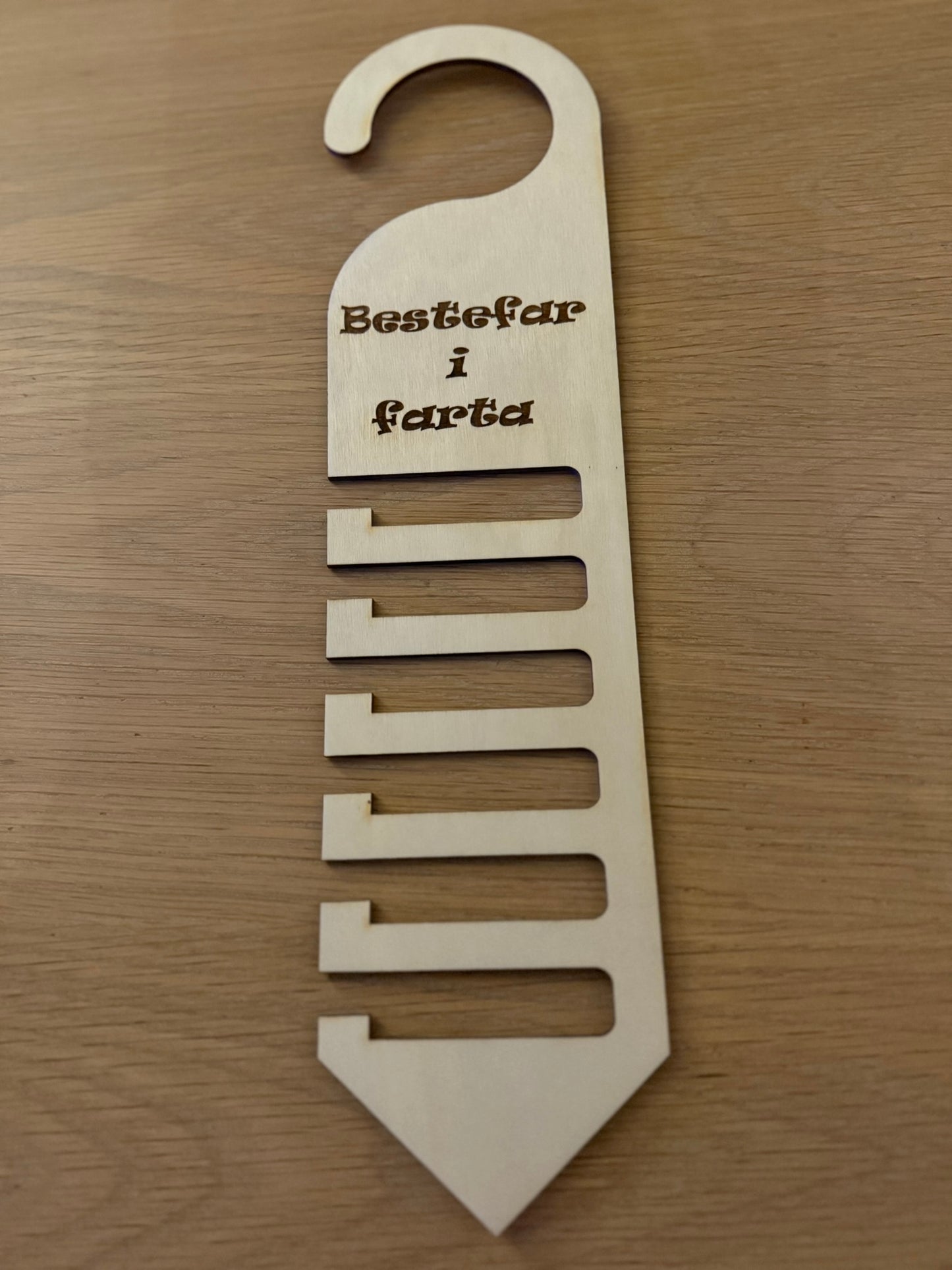 Slipsholder i tre – håndlaget gave til pappa og bestefar