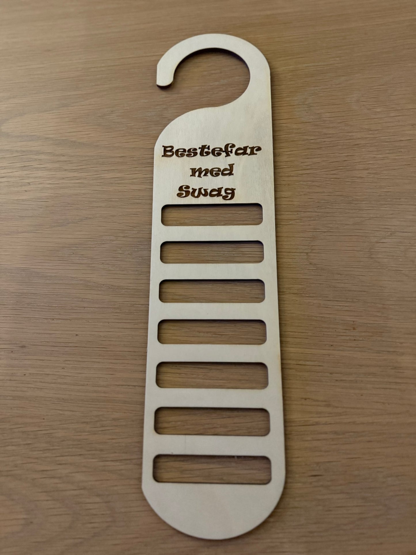 Slipsholder i tre – håndlaget gave til pappa og bestefar
