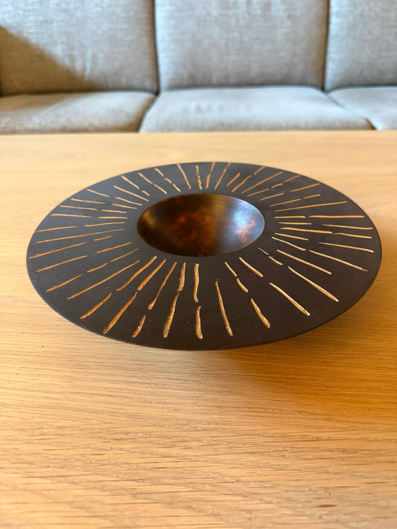 Hånddreid fat i burnt umber med bred dekorert kant