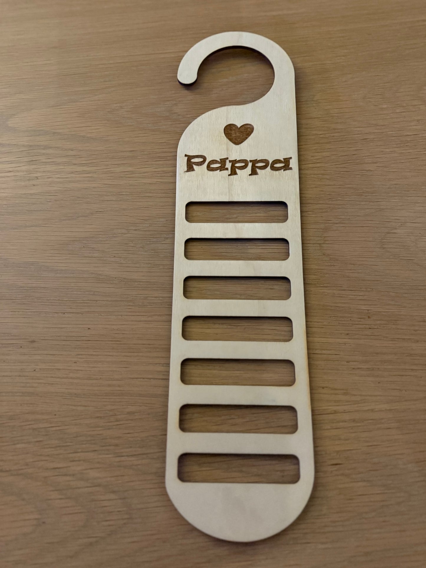 Slipsholder i tre – håndlaget gave til pappa og bestefar