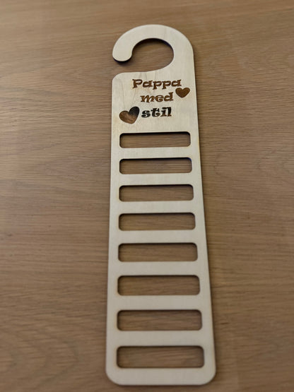 Slipsholder i tre – håndlaget gave til pappa og bestefar