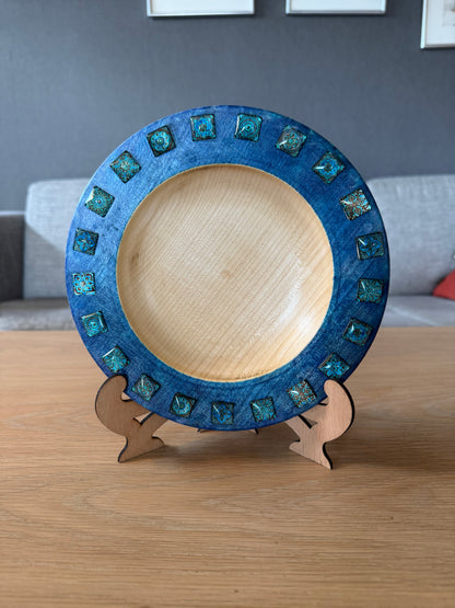 Hånddreid fat i sycamore med Royal Blue kant og dekorative glassfliser