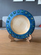 Hånddreid fat i sycamore med Royal Blue kant og dekorative glassfliser