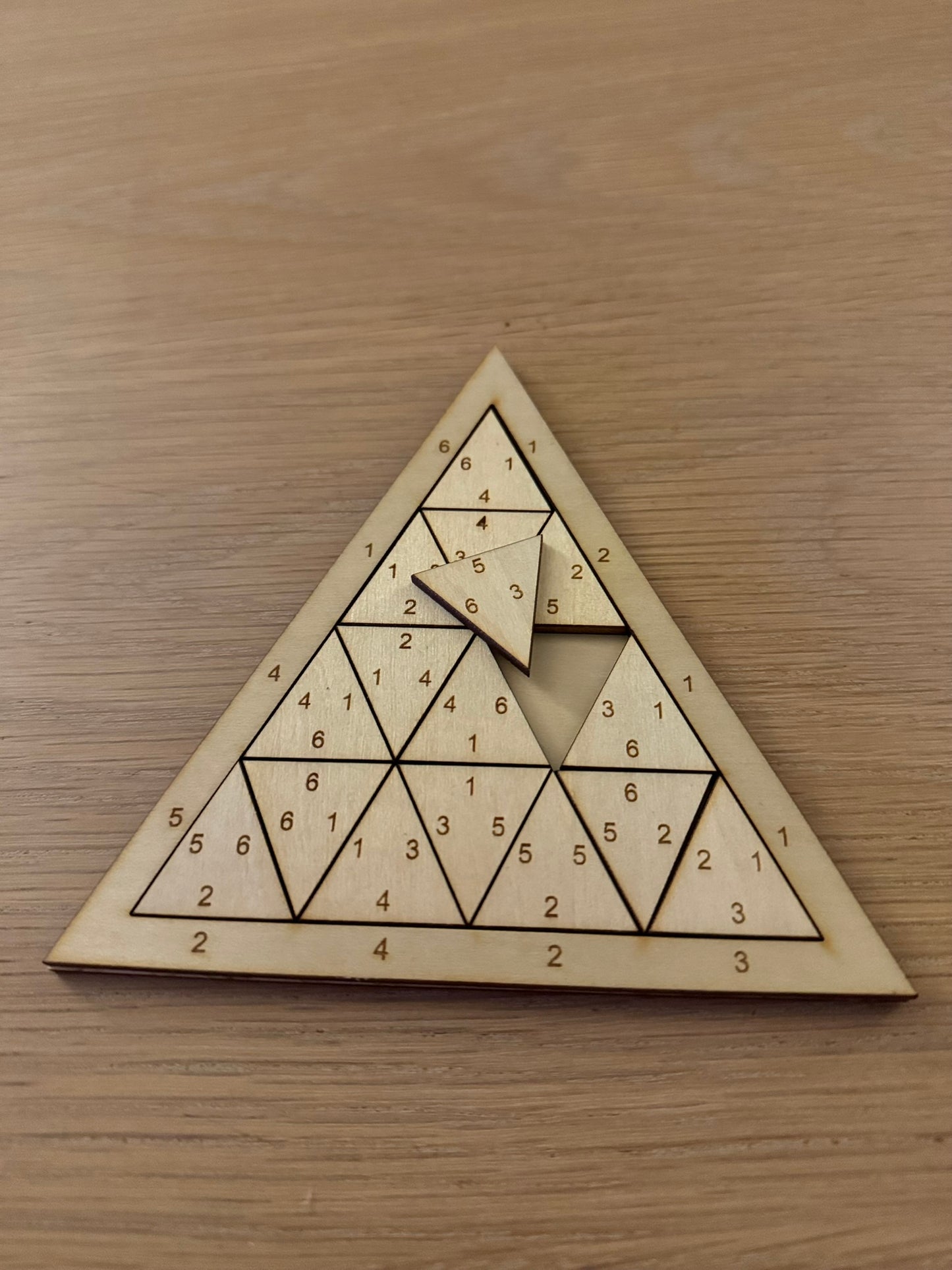 Triangelpuslespill i tre – Montessori-inspirert tallspill (15×15×15 cm)