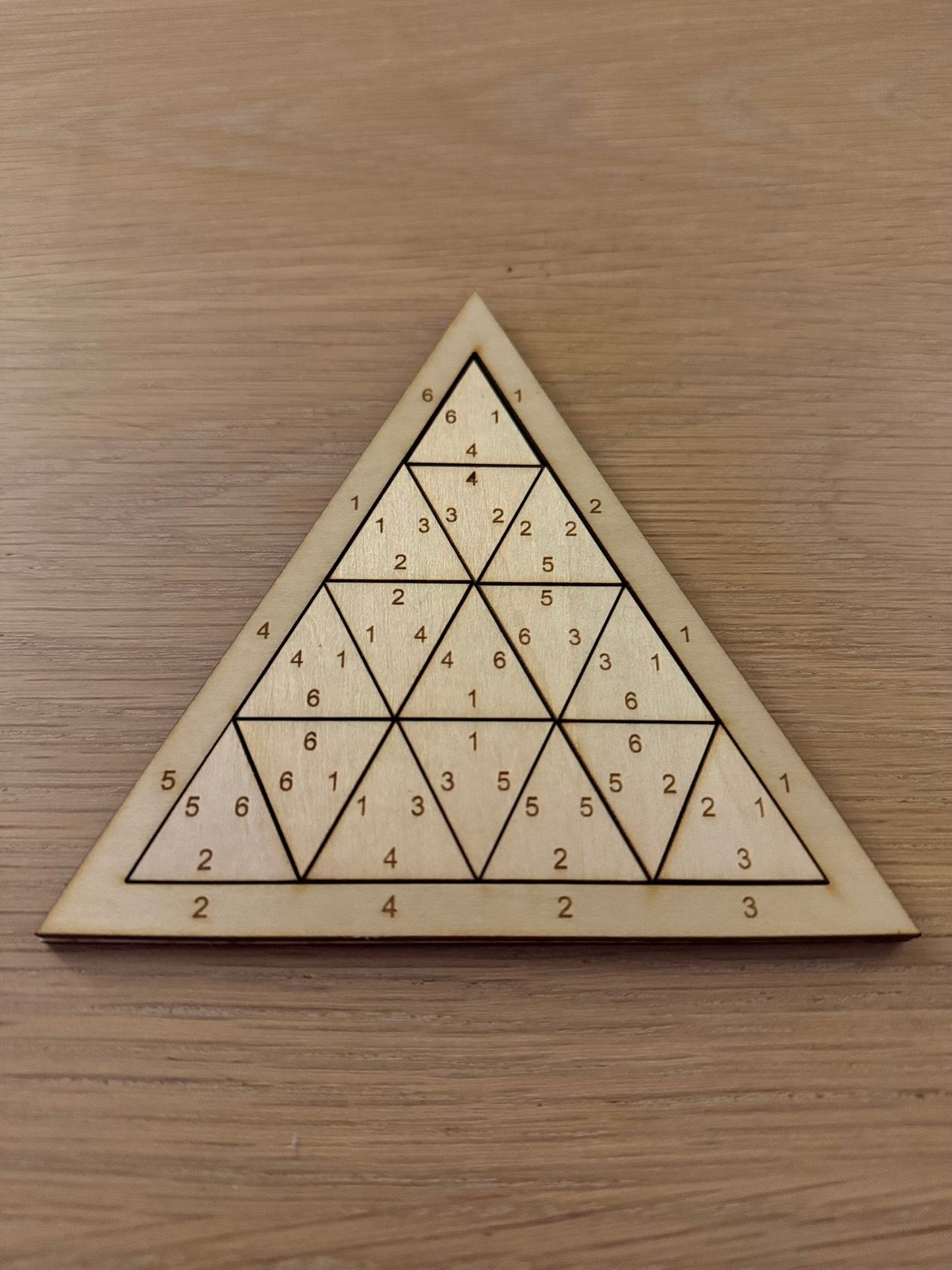 Triangelpuslespill i tre – Montessori-inspirert tallspill (15×15×15 cm)