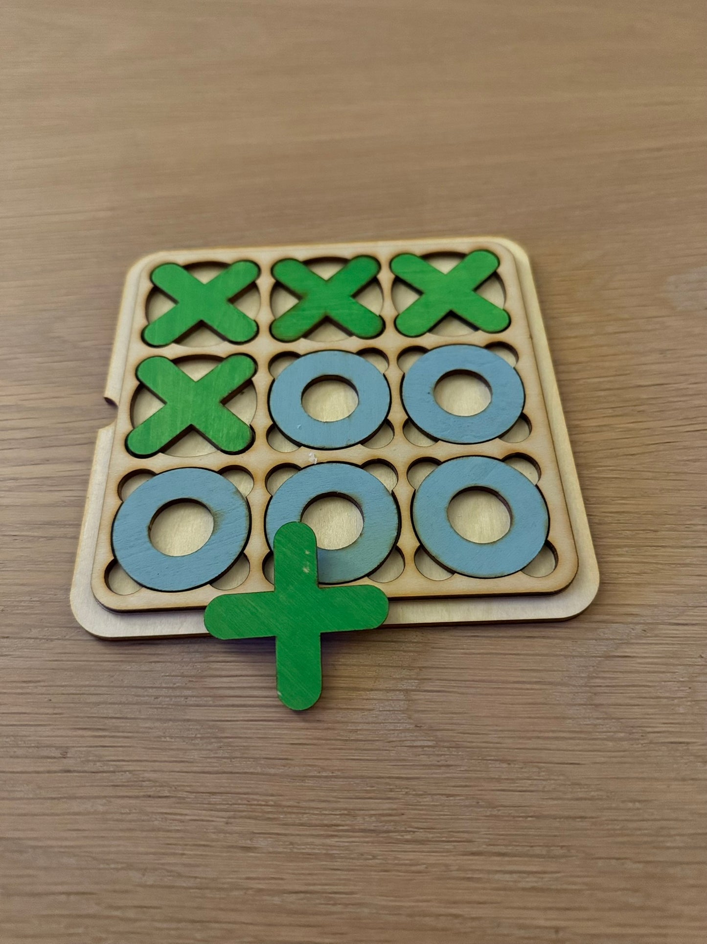 Tic Tac Toe i tre – håndlaget spill med miljøvennlige brikker (14×14 cm)